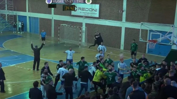 Dhunë ne sportin kosovar,  lojtarët e Trepçës sulmohen nga kundërshtarët dhe tifozët e tyre (Video)