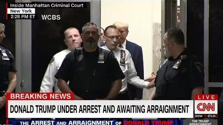 Refuzuan t’ia mbajnë derën e hapur ish-presidentit amerikan, bëhen virale pamjet e dy policëve të Nju Jorkut