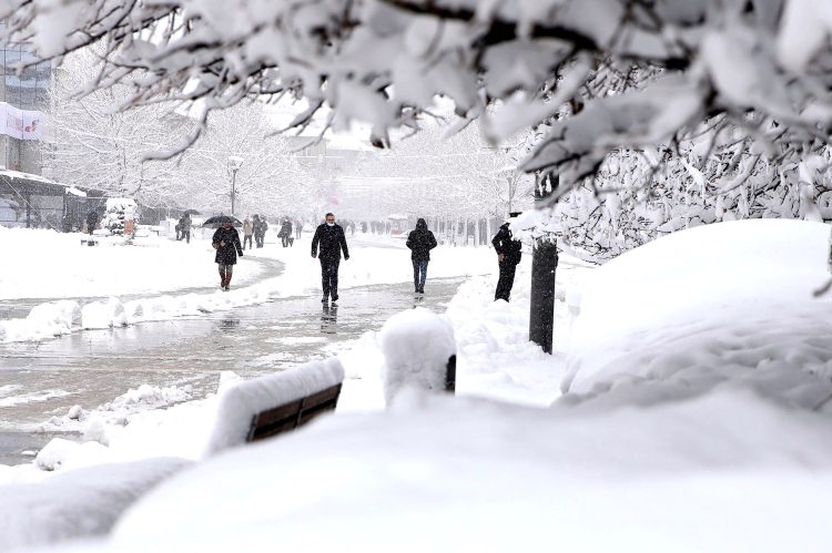 Dimër në prill, Policia bën apel për kujdes në trafik pas reshjeve të borës