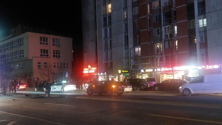 Aksident trafiku në rrugën Bill Clinton, vozitësi gjatë tejkalimit godet shtyllën elektrike!