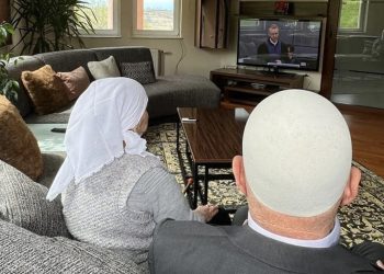Pritja e madhe për drejtësi – prindërit e ish-presidentit Thaçi duke ndjekur gjykimin e birit të tyre