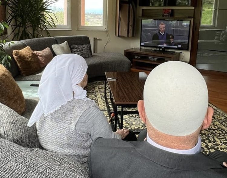 Pritja e madhe për drejtësi – prindërit e ish-presidentit Thaçi duke ndjekur gjykimin e birit të tyre