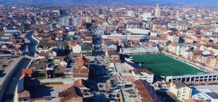 Policia shkon për ta arrestuar një person në Podujevë, sulmohen nga familjarët e të dyshuarit