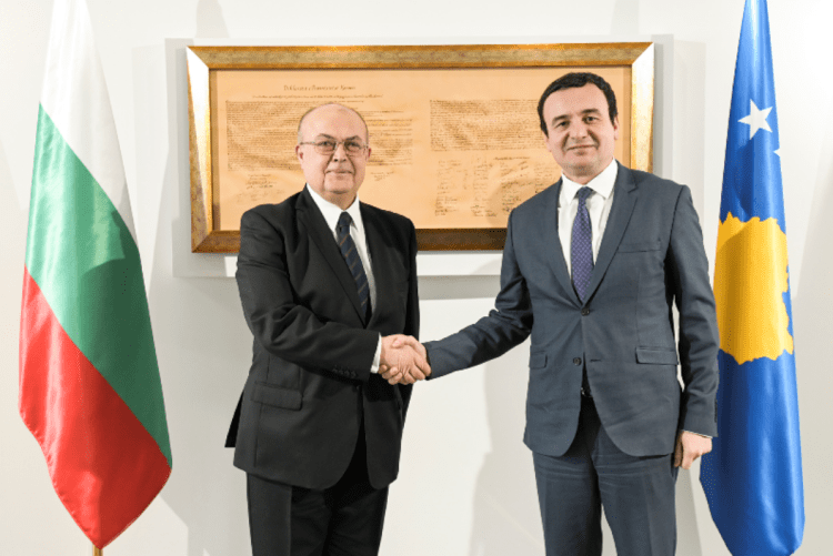 Albin Kurti takohet me ambasadorin bullgar dhe maqedonas, flet për marrëveshjen me Serbinë
