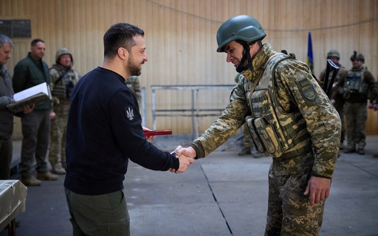 Zelenski viziton trupat në qytetin Avdiyfka