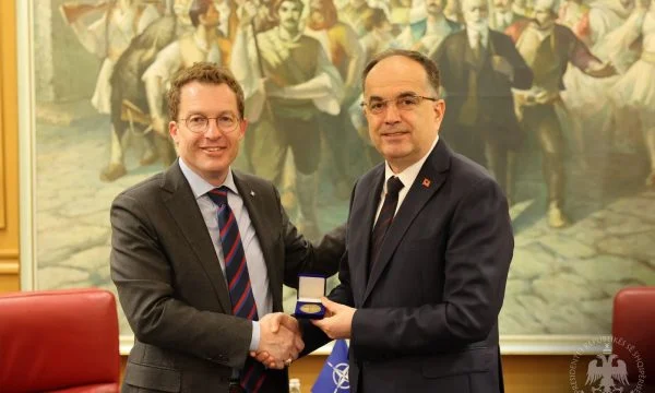 Begaj kërkon anëtarësimin e Kosovës në NATO dhe OKB në takimin me zyrtarin e Aleancës