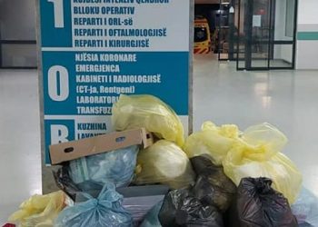 Spitali i Gjakovës mbushet me mbeturina, punëtorët e pastrimit në grevë