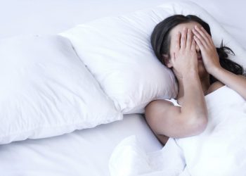 A e dini pse kemi probleme me gjumin? Faji qendron te ky zakon