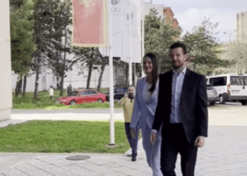 Kandidati për president të Malit të Zi harroi ta marrë më vete letërnjoftimin, kthehet në shtëpi derisa gruaja e priste para qendrës së votimit