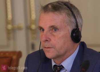 Reagon ambasadori gjerman: Shqetësuese si Lista Serbe nuk i dënoj djegiet e veturave në veri