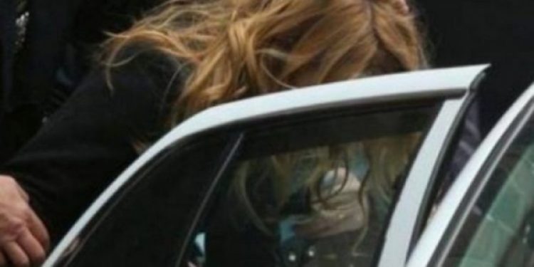 Rrihet dhe më pas futet me forcë në veturë një femër në Kllokot