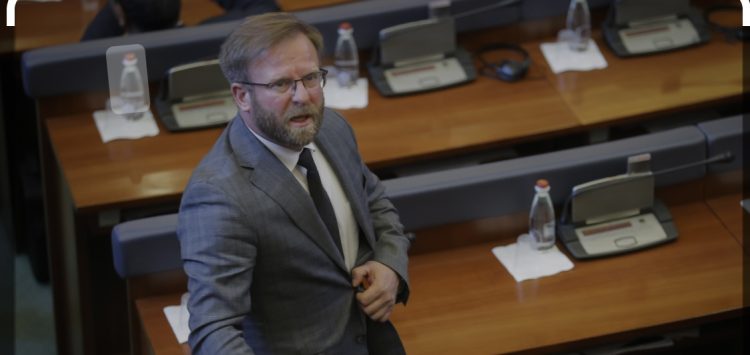 Haki Abazi pyet Salih Zybën se pse u larguan nga puna Linda Çavdërbasha, Tropika Agaj dhe Valëza Mjeku