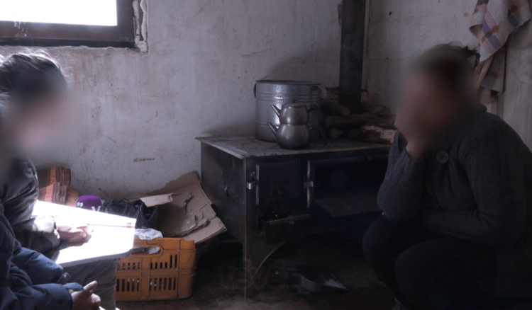 Nëna e katër fëmijët kërkojnë ndihmën e bamirësve