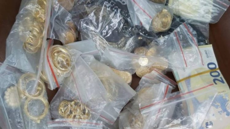 I konfiskohet një sasi e arit dhe parave në Fushë-Kosovë, i dyshuari tentoi t’i korruptonte policët