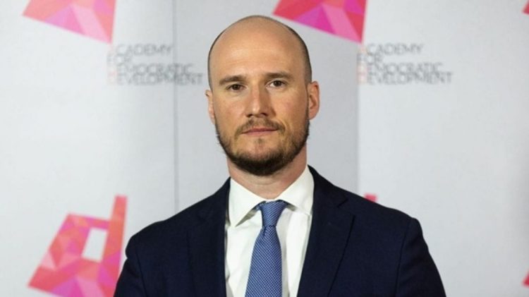 Djegia e veturave në veri të Mitrovicës, Bozhoviq: Pa demokratizimin e Serbisë s’ka normalizim të rajonit