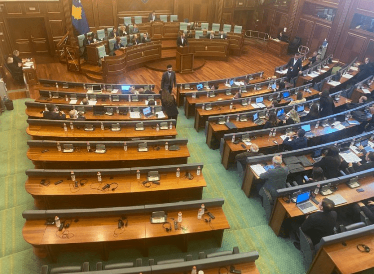 Deputetët e Listës Serbe rikthehen në Kuvend vetëm për të ruajtur mandatet, largohen përsëri
