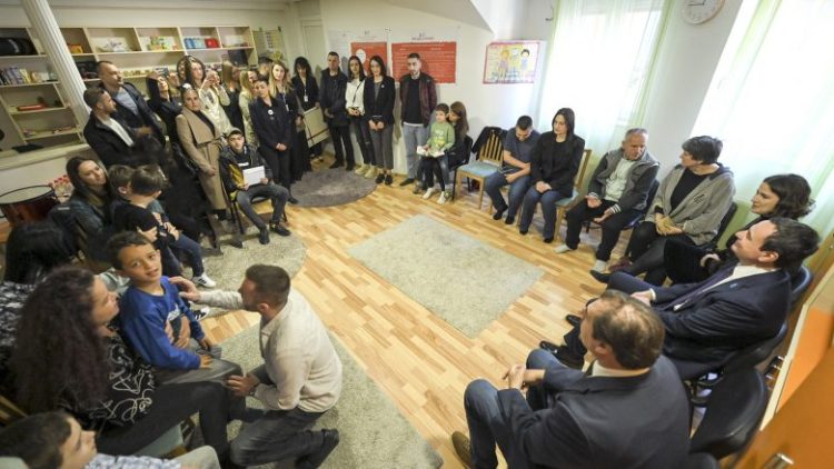 Kurti përkujton martirët e Gjakovës: Krimet e Serbisë nuk mund të zhduken e as të harrohen