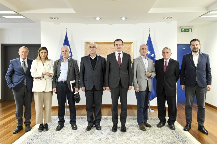 Kryeministri Kurti priti në takim përfaqësuesit e shoqatës së ish të burgosurve politikë