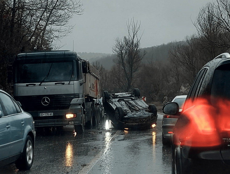 Një tjetër aksident në Parallovë, vetura rrotullohet në mes të rrugës
