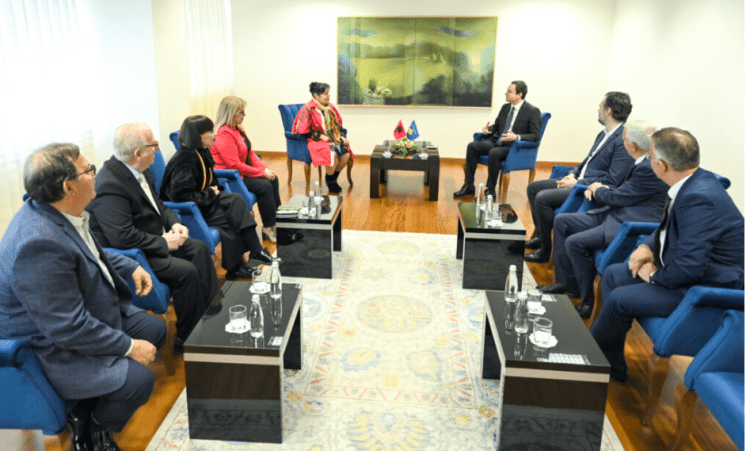 Kurti falënderon këngëtarët e mirënjohur nga Shqipëria për ngritjen e vlerave të artit