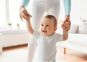 “Është shtatë muajsh dhe tashmë ecën”: Kur mund të qëndrojë një bebe në këmbë?