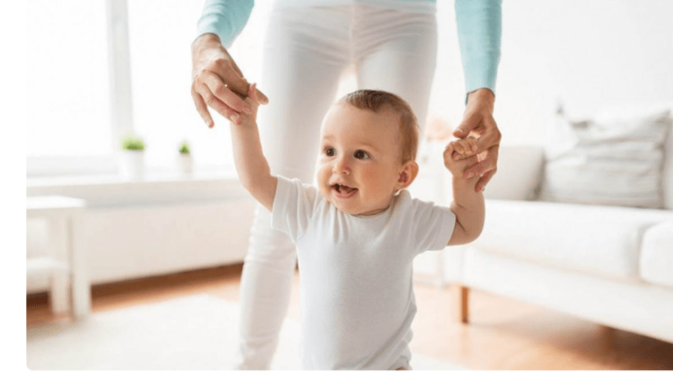 “Është shtatë muajsh dhe tashmë ecën”: Kur mund të qëndrojë një bebe në këmbë?