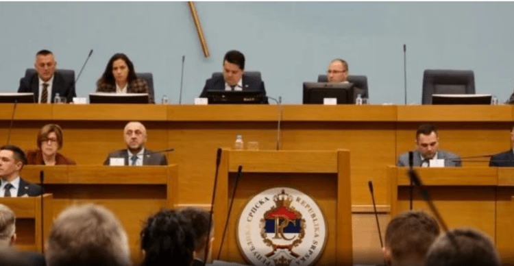 Asambleja e Republikës Sërpska kërkon dorëheqjen e serbëve nga Kushtetuesja e Bosnjës