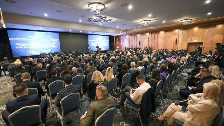 Kurti: Mbështetja e grave në biznes fuqizon ekonominë e vendit