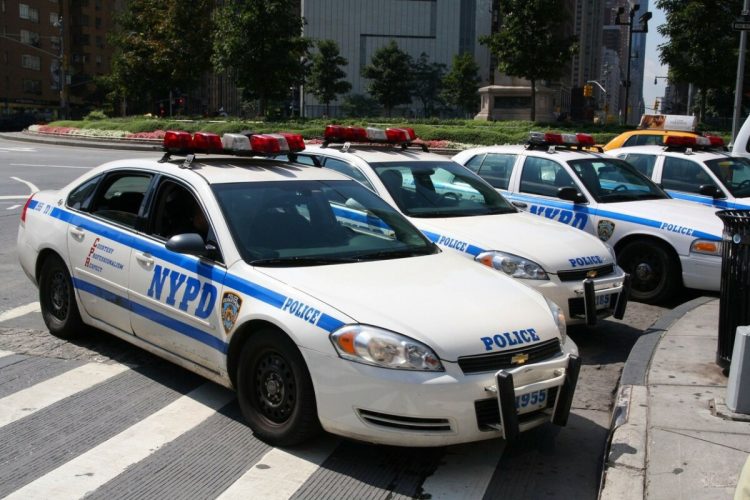 Policia amerikane publikojnë pamjet, momenti dramatik kur shpëtojnë një 84-vjeçar që gjendej në automjetin që ishte përfshirë nga zjarri