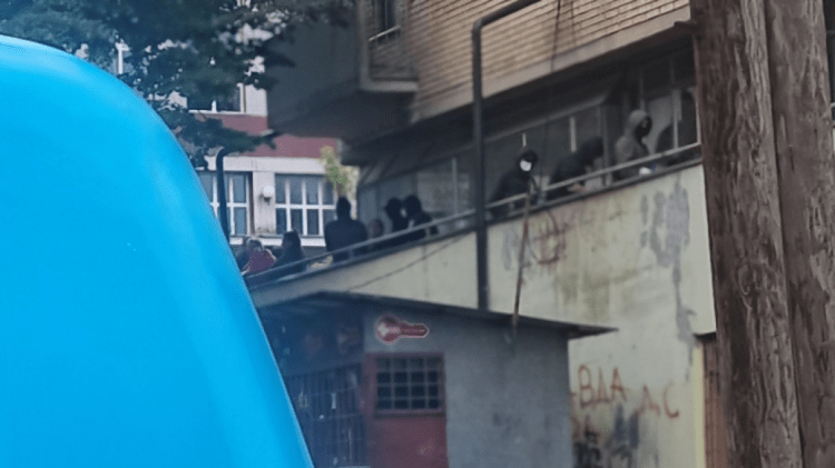 Grupet kr’iminale serbe dëmtojnë edhe veturat e mediave nga Shqipëria