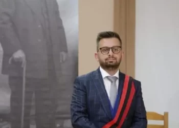 Dhu*na ndaj kandidatit të PS në Kolonjë| Policia: Njëri i preu rrugën me makinë, tjetri e grushtoi