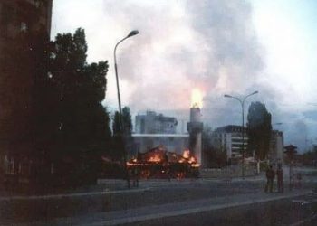 BIK publikon foto të vitit 1999: 24 vjet më parë forcat serbe dogjën Xhaminë e Ibrit
