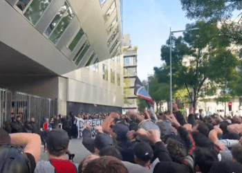 Tifozët e PSG protestojnë te zyrat e klubit, duan largimin e Messit, Neymar dhe Galtier