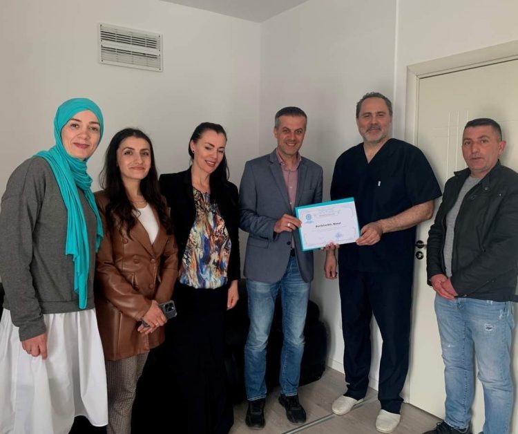 Shkolla Maarif i jep mirënjohje Poliklinikës NATAL për pranimin e praktikantëve të rinj