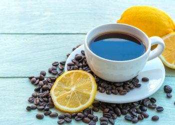 Cilat janë përfitimet e pirjes së kafesë me limon? Flet dietologia