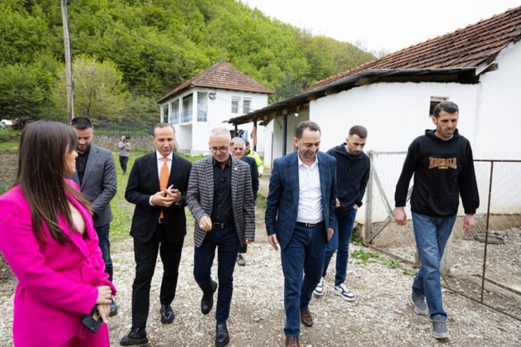 Fondacioni “Behgjet Pacolli” dhe “Jetimat e Ballkanit”, nisin ndërtimin e shtëpive në Skenderaj pas vërshimeve të janarit