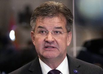 Lajçak: Nuk kërkojmë nga kryetarët e rinj të mos pranojnë mandatet