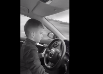 7 vjeçari vozit veturën mbi 100km/h në një rrugë të Kosovës, madje bënë tejkalime të rrezikshme