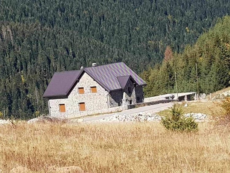 Ministri Peci kërkon reagim nga Prokuroria: Të kujt janë këto villa në Rugovë?