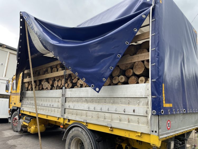 Policia del me njoftim: Ndaluam kontrabandimin e një kamioni me dru