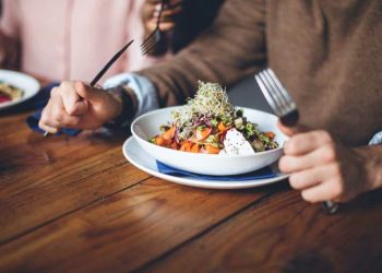 10 ushqime me kalori të lartë, nuk duhet t’i hani para gjumit