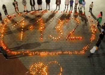 Ferizaj, ndezën qirinjtë në kujtim të fëmijëve, viktima të luftës në Kosovë