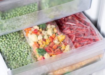 Pesë ushqime që është mirë t’i blini të ngrira