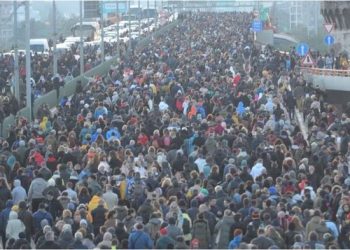 Mijëra njerëz protestojnë në Beograd kundër dhunës, kërkojnë dorëheqjen e Vuçiqit