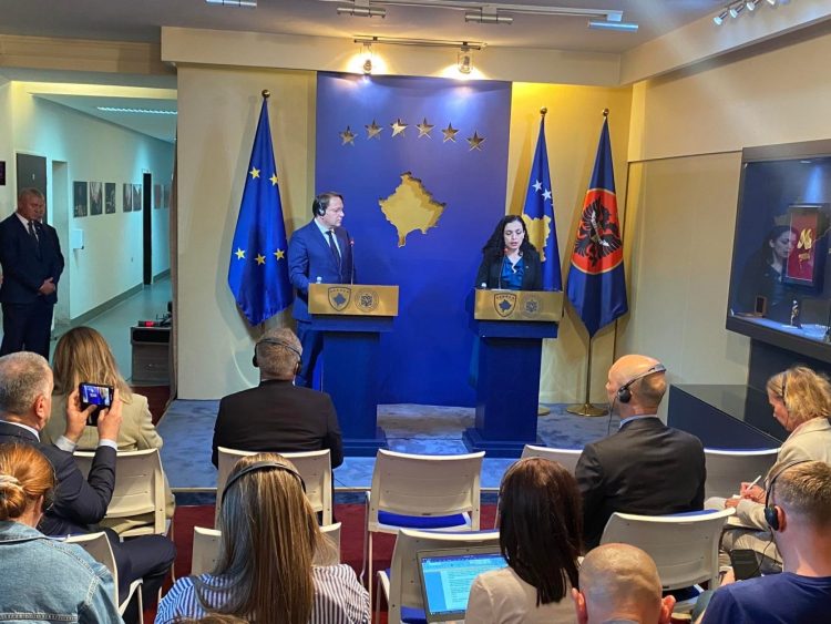 Varhleyi kërkon që Kosova e Serbia t’i zbatojnë pa vonesë marrëveshjet e dialogut