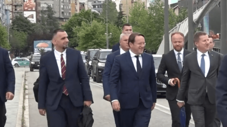 Varhelyi shkon këmbë nga jugu në veri, takon Listën Serbe