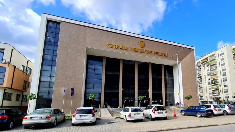 E sulmuan fizikisht, e fusin në veturë dhe e dërgojnë në pyll për t’ia marr kuletën me 327 euro, paraburgim ndaj të dyshuarit në Ferizaj