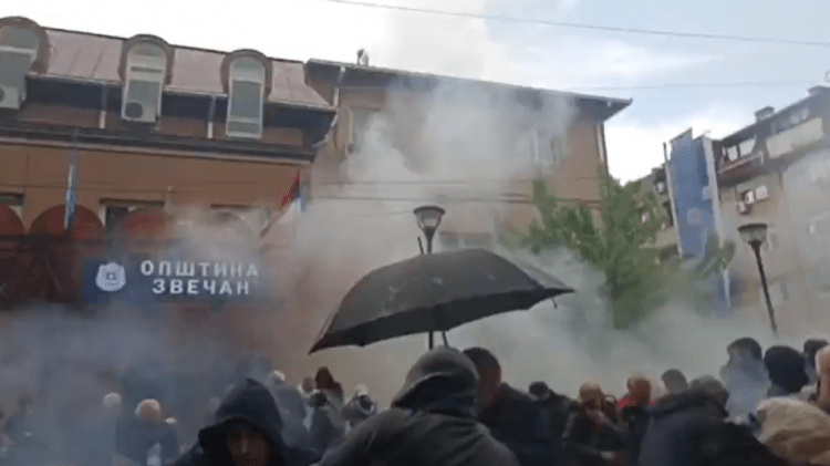 Të shtëna me armë dhe gaz lotsjellës në Zveçan