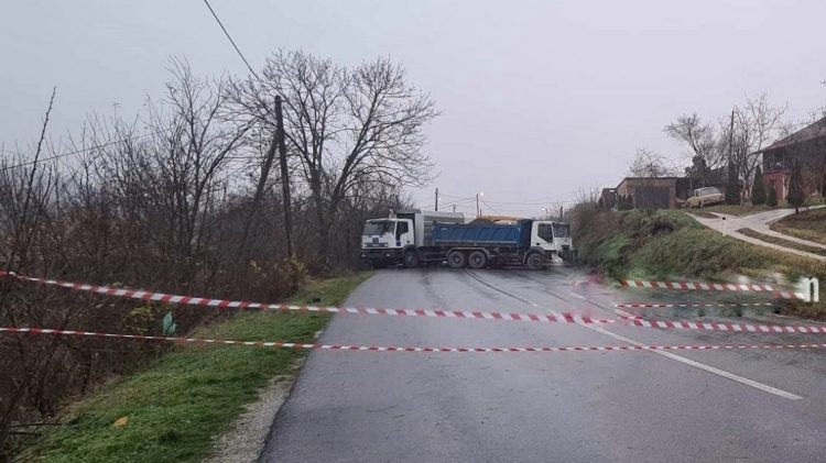 Bllokohen rrugët në hyrje-dalje të Leposaviqit