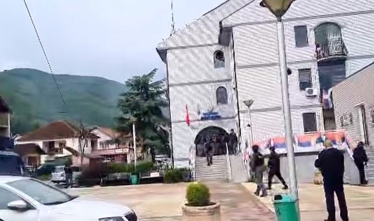 Policia shpërndan protestuesit, edhe kryetari i Zubin Potokut futet në zyrën e tij